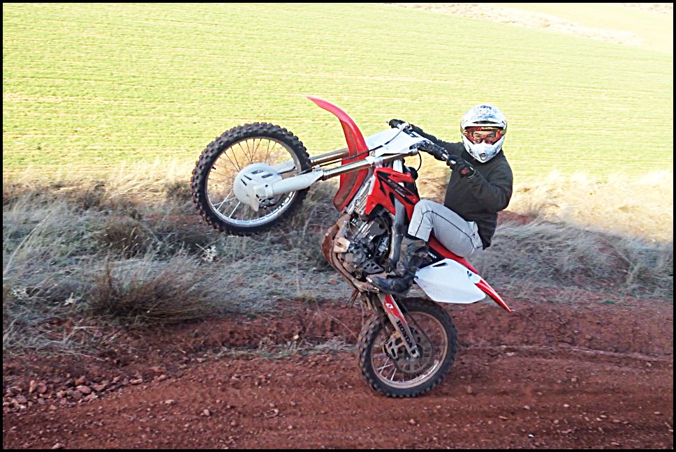 Featured image of post Fotos De Motocross Haciendo Caballito : Memotocross a pour vocation de conserver en mémoire les historiques et résultats de tous les principaux évènements qui génèrent l&#039;histoire du motocross dans le monde.